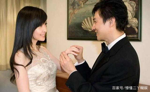 与许志安逛超市喜笑颜开,郑秀文也被爱冲昏头脑了吗?