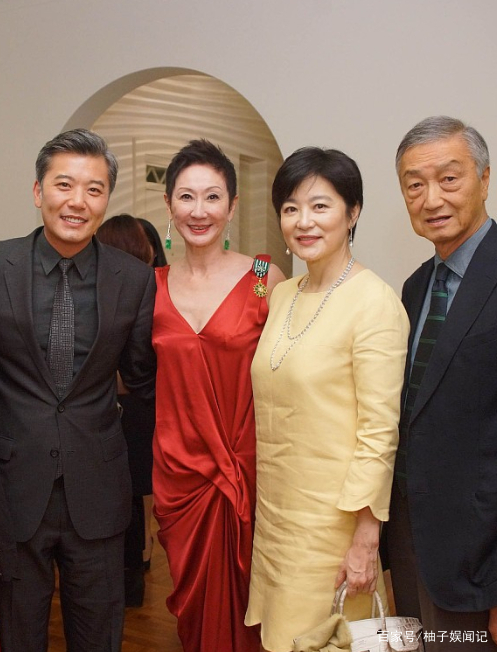 施南生与何超琼同框，一白一红秀风韵，看她们就知老不可怕，你觉得呢？