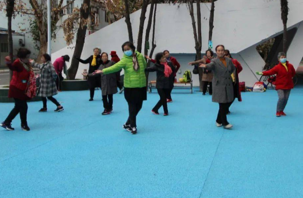 六旬阿姨组女团跳街舞10年走红网络,阿姨们身上的哪些精神值得我们学习?