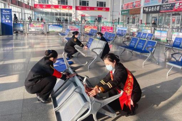 上海一女子占座并辱骂求座老人，如何看待该名女子的行为？