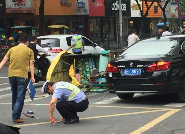 上海凉城路一宝马车连撞多车致2死5伤，是宝马司机造成的吗？