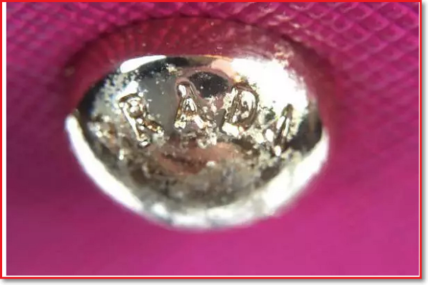 如何分辨prada的真假