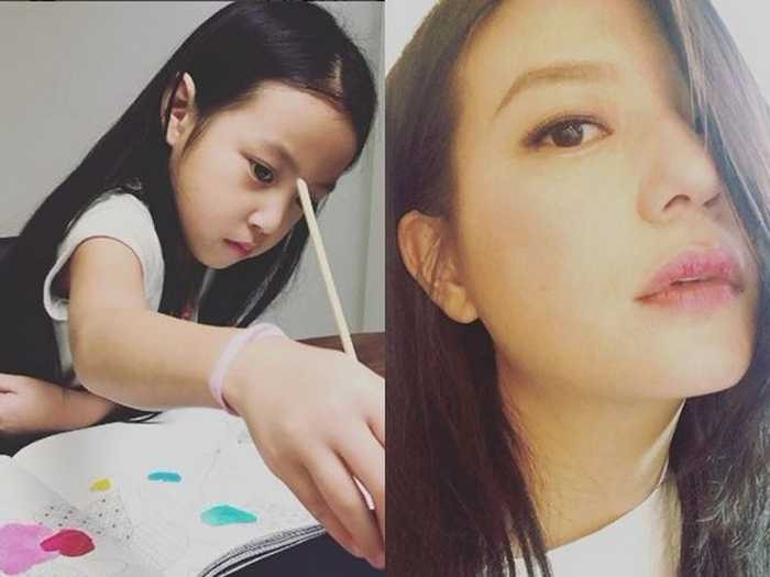 赵薇的女儿照片曝光,她的容颜会不会让我们眼前一亮呢?
