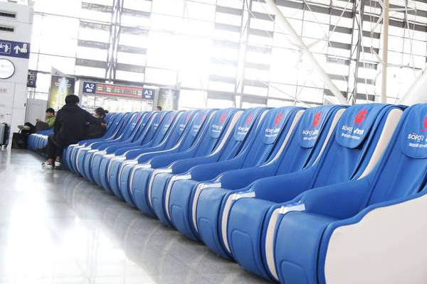 上海一女子占座并辱骂求座老人，如何看待该名女子的行为？