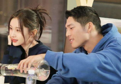 王子文坐吴永恩肩上自拍,这是在秀恩爱吗?