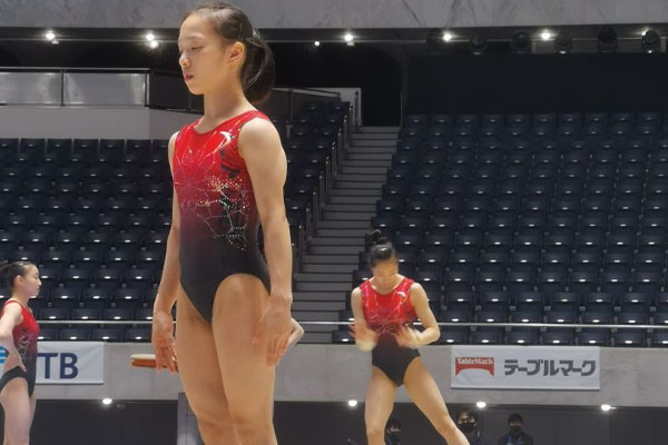 中国体操队全副武装到日本,别的国家选手是怎么做的?