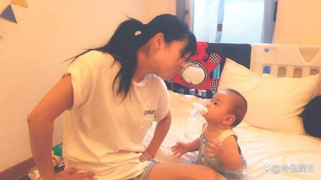 苍井空确诊新冠，2岁双胞胎儿子也感染，她的老公有没有被感染？