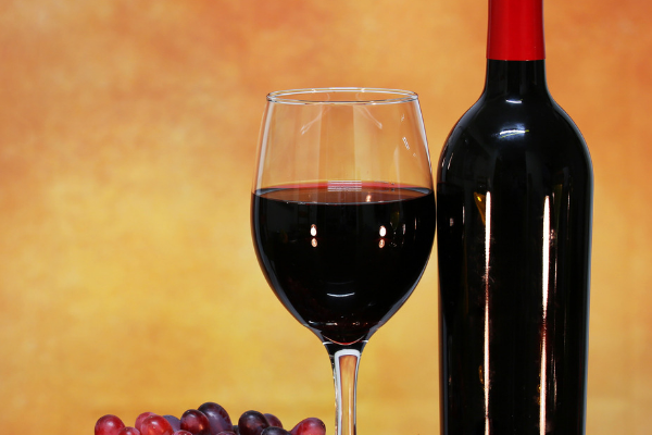 西班牙小镇5万升红酒桶破裂，造成了多大的经济损失？