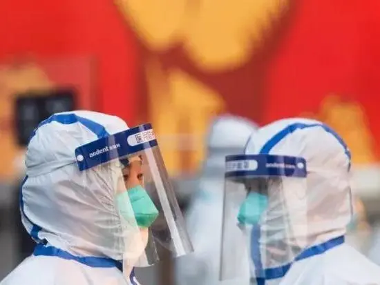 浙江的一位社区工作者过度疲劳电梯中多次摔倒，你看到这个视频后是何感受？