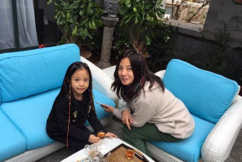 赵薇的女儿照片曝光,她的容颜会不会让我们眼前一亮呢?