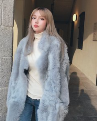 周扬青直播被赞比照片好看,没有网红感获喊话:长得大气不假脸,你羡慕吗?