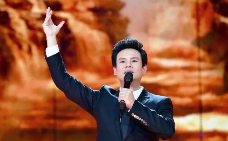 44岁男高音歌唱家突然跳楼身亡，正值事业辉煌，为何说原因令人心痛？