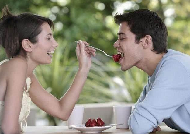 一女子当街被四女子扒衣围殴，男子用身体全力保护被打女子，你怎么看？