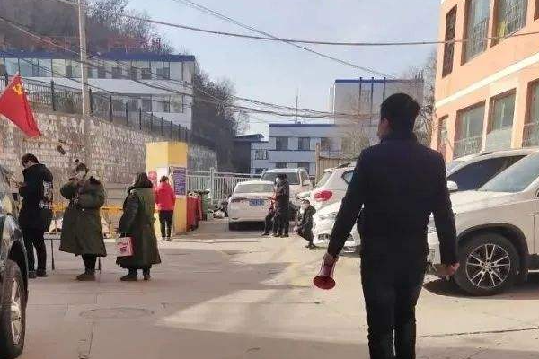 云南一男子跨省算命，行至陕西韩城被集中隔离，此事反映了哪些问题？