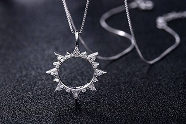 女孩子戴什么首饰会比较好一些呢？