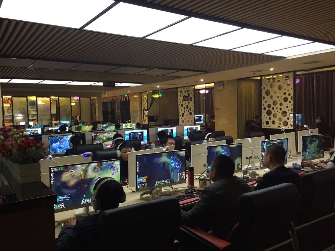 被指假死，25岁博主遭网暴后二次自杀身亡，死者家属该如何追究责任？