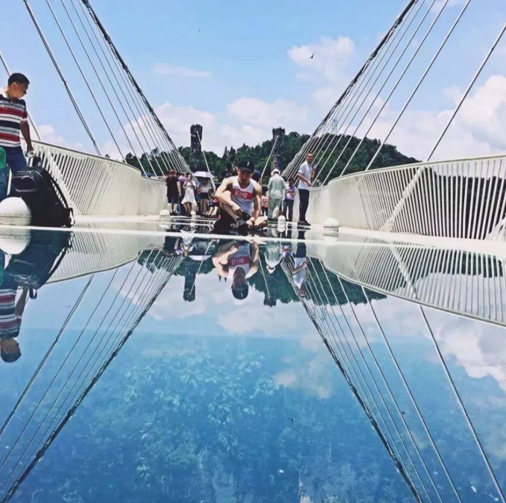 安徽一男子景区攀爬玻璃栈桥防护栏杆，景区是怎么做的？