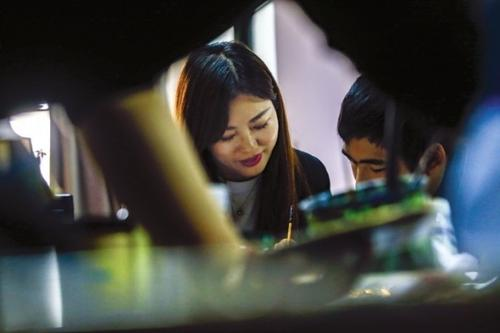 男子未参加同事生日宴被罚，生日聚餐也要强制？这合规吗？