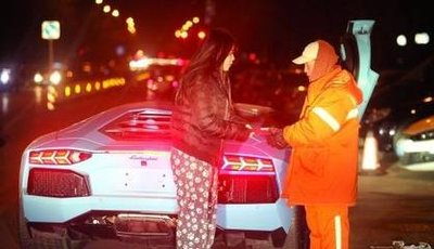 兰博基尼被环卫工人驾车撞上，你支持工人赔钱吗？