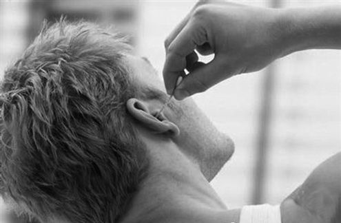 手发抖是什么原因引起的？