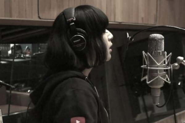 v家有首歌叫心做し为什么翻译成中文叫无心