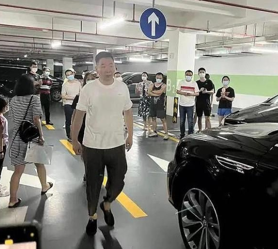 起底深圳“宾利姐”男友,他到底是谁?背后有着怎样的庞大背景?