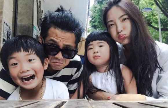 42岁曹格疑婚变，与妻子儿女分居过端午，当事人对此有何表示？