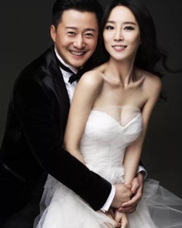 有种“整容”叫谢楠留长发，原来美妻家中藏，难怪吴京不愿炫妻，你赞同吗？