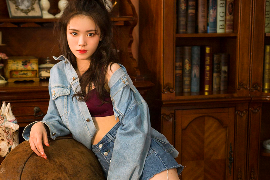 牛仔背带裙有哪些好的搭配方法？