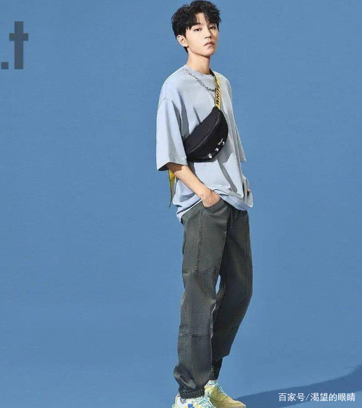 王俊凯偶遇海边拍摄结婚照的情侣，结果他的反应太好笑了，这是怎么回事呢？