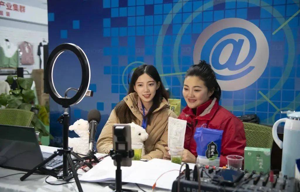 不倒翁小姐姐时隔1年回归首秀，这个小姐姐在这1年内都做了什么？