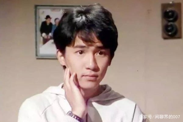 刘嘉玲夫妇日本赏樱花，互拍美照超甜蜜，你认为镜头下的梁朝伟帅吗？