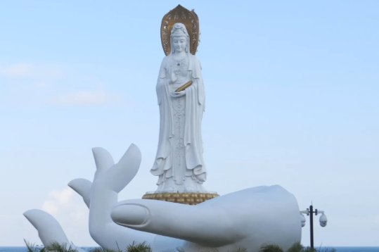 飞机飞过南海观音像时，都必须绕一圈，这是为何？