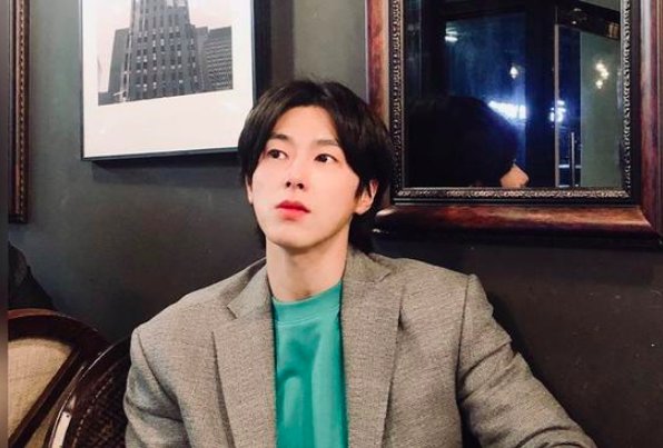 郑允浩在什么节目中发明了不用脱鞋进房间工具？