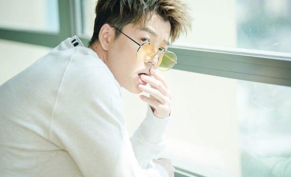 王栎鑫离婚不久就疑似有新欢，他是不是渣男？