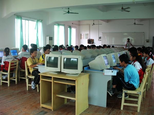 连南民族初级中学的学校领导