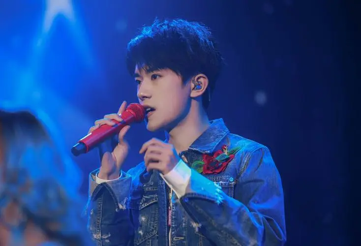 易烊千玺考编引发全网三重争议,此事如何给公众一个交代?