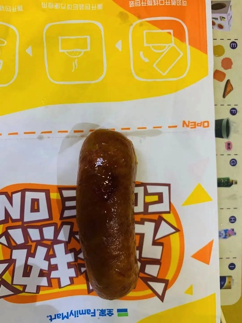 有网友反映上海两全家便利店卖超期烤肠，全家方面是如何回应此事的？