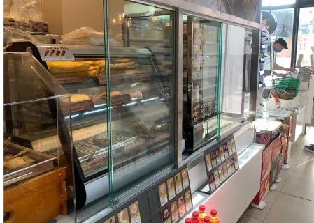 有网友反映上海两全家便利店卖超期烤肠，全家方面是如何回应此事的？