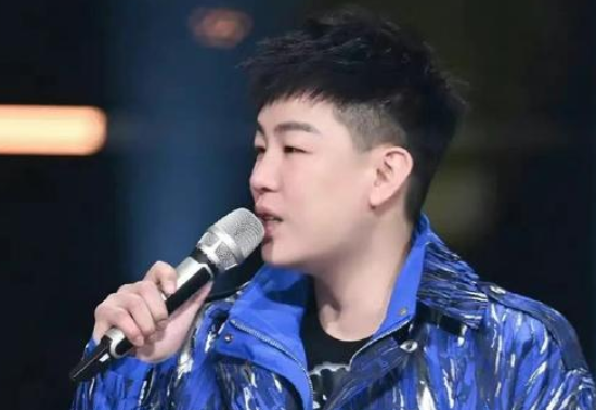 胡彦斌呼吁厂商易拉罐扣环往外开,易拉罐曾是往外开的,何时变成了往里开?