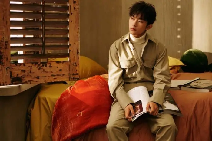 易烊千玺考编引发全网三重争议,此事如何给公众一个交代?