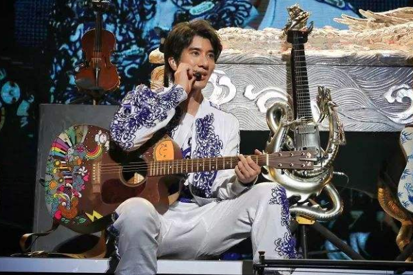 王力宏《中国好声音》尬夸学员，眼泪不停，他业务奇差为啥还能当上导师？