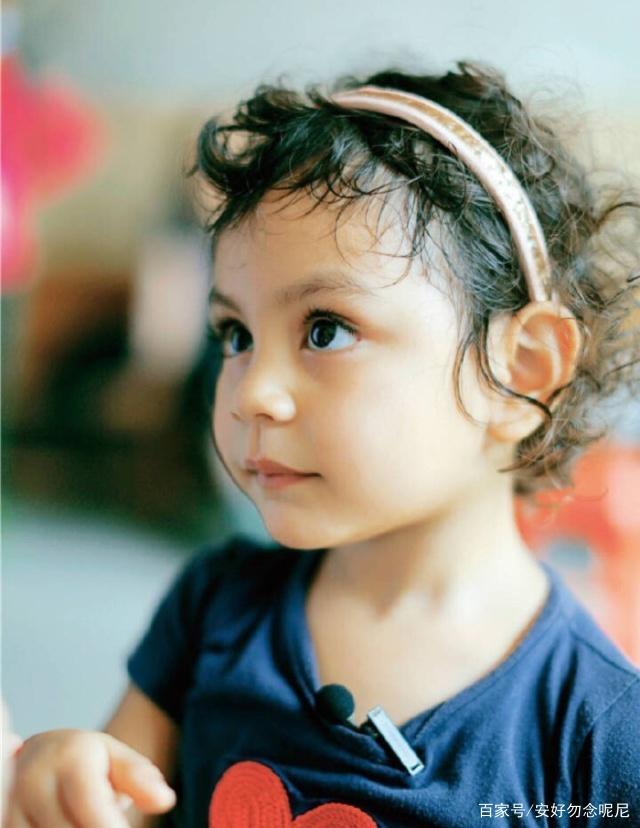 刘烨女儿霓娜长大了，大眼睛长睫毛自带公主气质，这是真人版芭比娃娃吗？