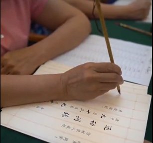 85岁教授手写录取通知书，这样做有什么意义？