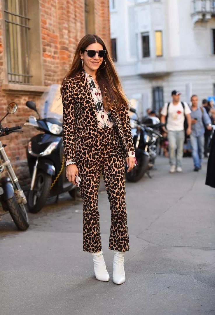 最近流行的豹纹元素，该如何搭配更漂亮？