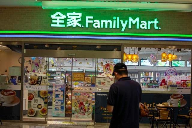 有网友反映上海两全家便利店卖超期烤肠，全家方面是如何回应此事的？