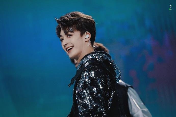 何洛洛因违反交通法规道歉，他应该道歉吗？