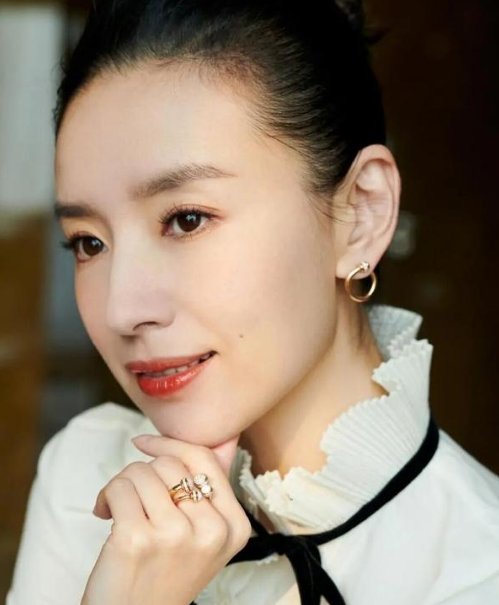 董洁真会玩，带火一种穿搭叫上面去上班，下面去约会，有多洋气？