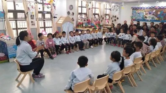 人大委员建议第三孩免费上幼儿园，孩子上学的费用该由谁来承担？