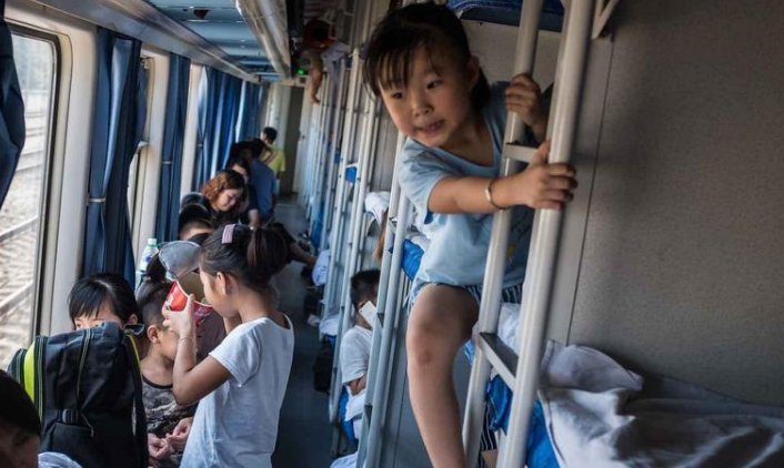 儿童在高铁上吵闹时有发生，网友建议设“儿童车厢”是否可行？